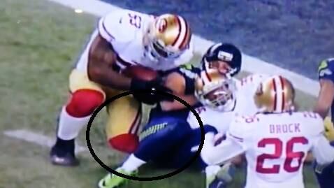 Navorro Bowman, do San Francisco 49ers, sofreu uma grave lesão durante um jogo contra Seattle Seahawks. Um jogador do time adversário caiu em cima da perna de Bowman, torcendo seu joelho