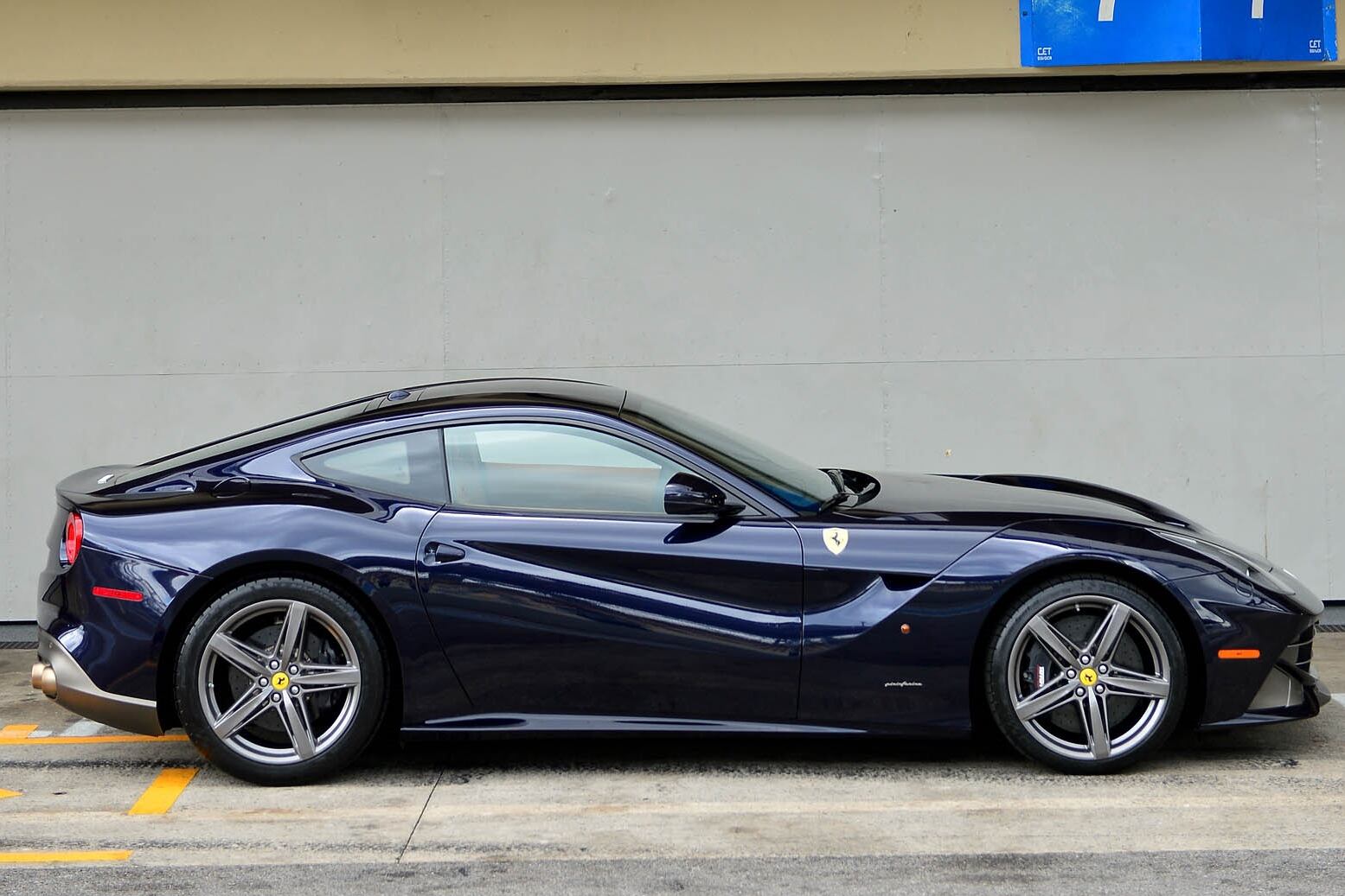 O preço sugerido pela F12berlinetta é de R$ 2,4 milhões, mas a cifra sobe rapidamente com a inclusão de uma série de opcionais

Quer ler mais notícias? Acesse r7.com/carros
