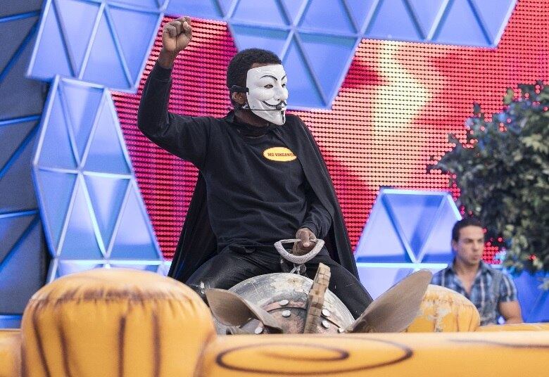 Caso contrário, eles são
derrubados no chão pelo “bicho”, que odeia afirmações incorretas e aumenta a
velocidade de seus rodopios toda vez que ouve um erro
• GALERIA: Marcos Mion e Juju Salimeni dançam músicas de Latino e Babado Novo no Legendários desta sexta (1°)