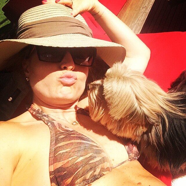 Phyna e rica! De chapéu, Angélica fez selfir com o cachorrinho