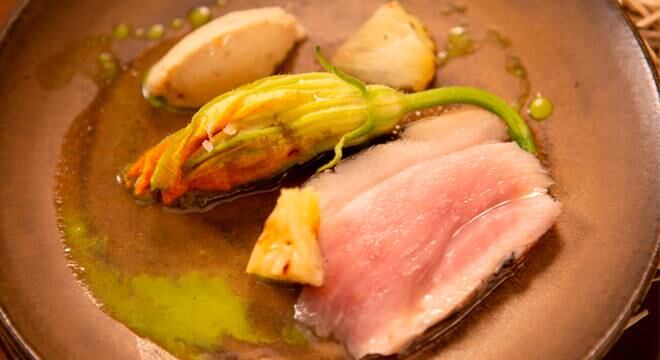 Bruno venceu o Desafio de Eliminação mais recente e conquistou a Faca de Ouro com uma receita chamada O Rei Está Cru à base de picanha defumada, flor de abobrinha e abacaxi. Confira a receita!