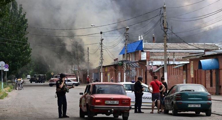 Colunas de fumaça no céu da cidade de Sloviansk após ataque russo nesta terça-feira (5)