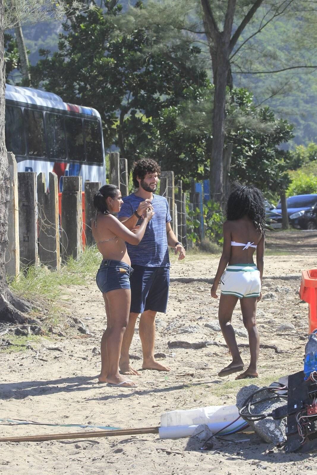 Elenco de Geração Brasil grava na praia de Grumari, no Rio