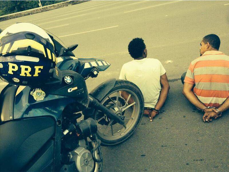 Um dos homens tinha mandado de prisão em aberto