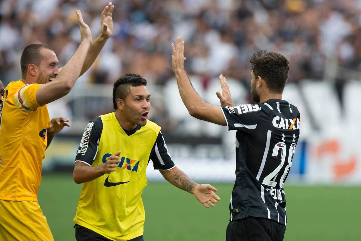 Felipe comemora o seu gol no clássico contra o Santos