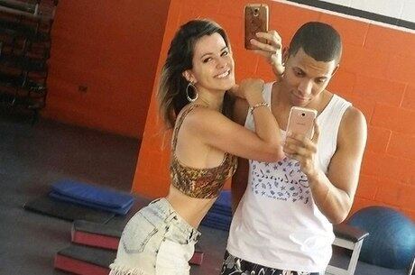 Tania Oliveira faz pose antes de aula de samba no pé