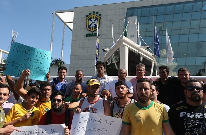Liderado pelo Bom Senso, um grupo de pessoas foi à frente da sede da CBF, no Rio de Janeiro, para protestar contra o atual momento da entidade. O #OcupaCBF, como é chamado o movimento, tem como objetivo pedir por mudanças nos dirigentes que comandam o futebol brasileiro

Blog do Silvio Lancellotti: Chega, mesmo, dessa CBF

Assista aos programas da Record no R7 Play