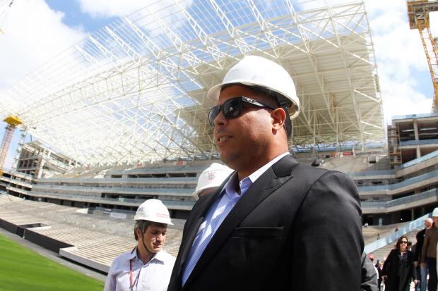 Ronaldo decidiu entrar na onda dos torcedores rivais que vêm espinafrando o São Paulo, afundado na pior crise de sua história. Em visita ao Itaquerão com dirigentes da Fifa, o ex-craque do Corinthians e agora cartola, integrante do Comitê Organizador Local da Copa do Mundo (COL), falou sobre a péssima fase do Tricolor com um sorriso irônico: "Nem precisam de mim para bater o São Paulo"