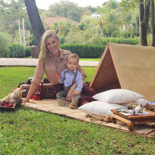 Ana Hickmann postou algumas fotos em seu Instagram, neste domingo (26), ao lado de seu filho, super sorridente e feliz:

— Domingo de muita alegria! #amor #amordemae