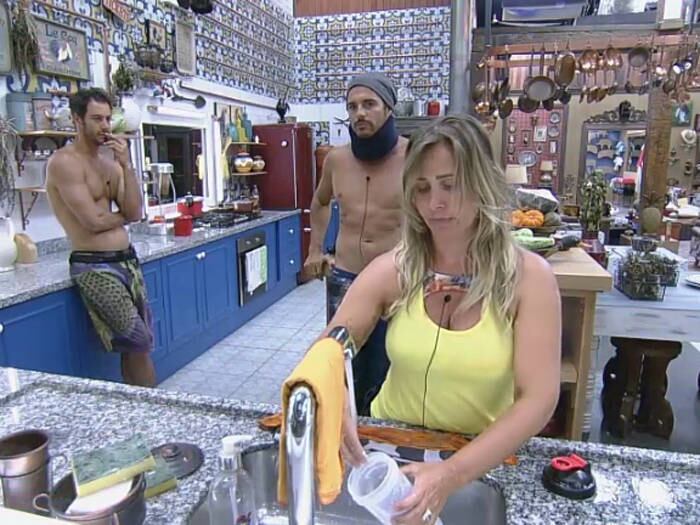 — O cara que estiver com ela tem muita sorte, continuou 

+ Festa Cordel: Vote na peoa mais gata!

+ Cangaceiros: Qual o peão mais bonito da festa? 

+ Esquenta! Peões se divertem tirando fotos
