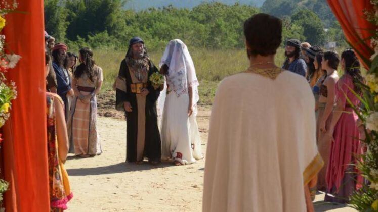 Para a cabeça, a figurinista optou por um enfeite natural.

"Criamos uma coroa com flores naturais, ainda seguindo a ideia de peças artesanais, já que ela é uma amante da natureza no dia a dia."