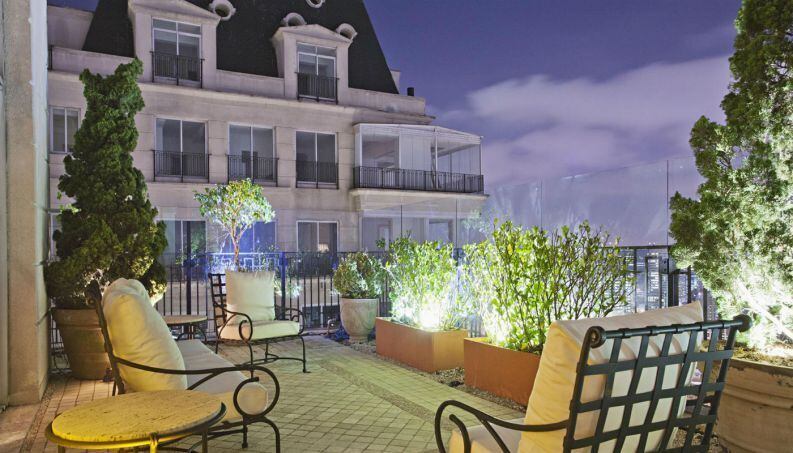 Trata-se, provavelmente, do apartamento mais caro anunciado na cidade de São Paulo no momento. Tudo isso porque Luciana e Marcelo decidiram comprar não apenas uma, mas as duas coberturas do prédio e transformá-las em um único apartamento com sete suítes. Uma cobertura tradicional (800 m²) é anunciada hoje por R$ 19 milhões