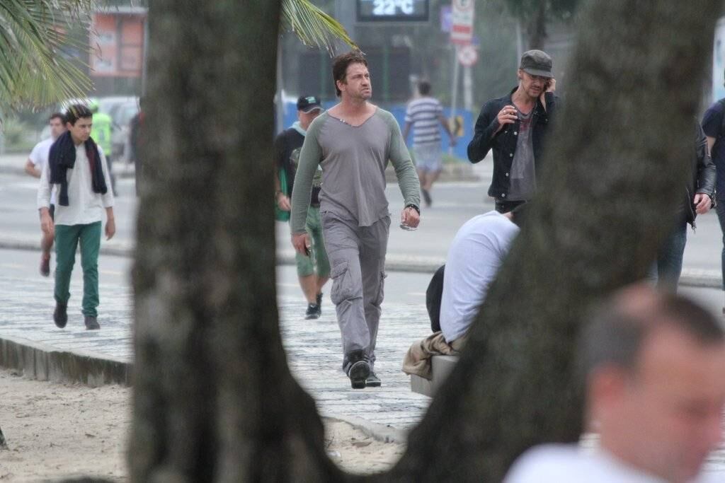 Gerard Butler caminha tranquilamente pela orla do Leblon