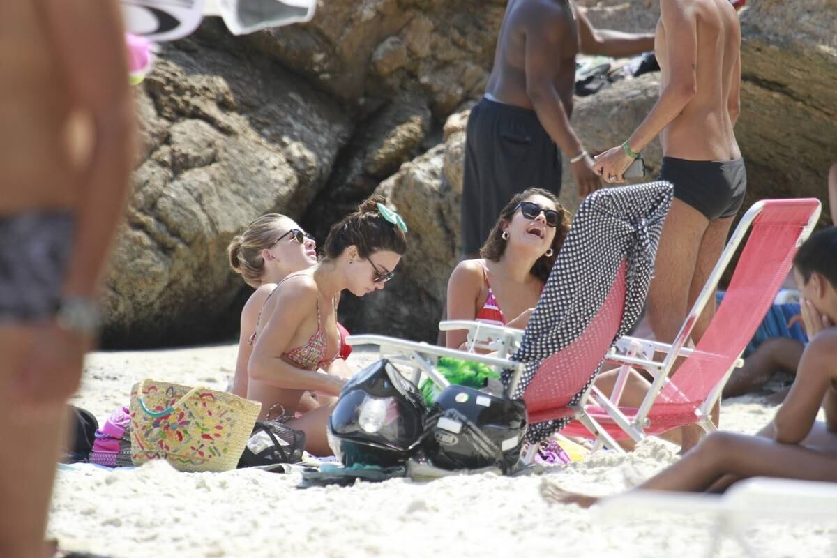 As atrizes aproveitaram um pouco o sol para relaxar na areia