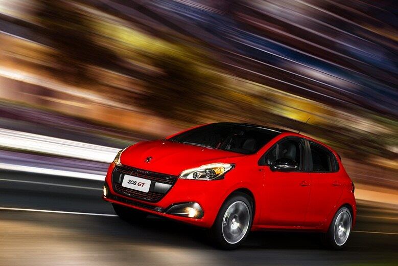 O hatch conta ainda com direção elétrica calibrada para altas velocidades, freios dianteiros com discos de 17 mm e traseiros de 6 mm, além de sistema ESP com calibração específica para aumentar o controle em altas velocidades
