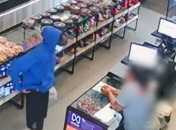 Imagem mostra suspeito abordando atendente