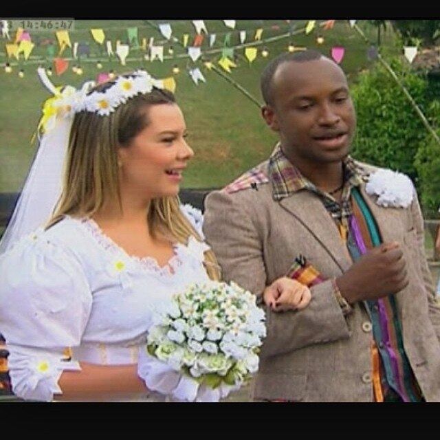 Di Ferrero, do NXZero, usou as redes sociais para falar do casamento. O cantor contou que não poderá conferir a cerimônia.

— Hoje é dia do Casório desse casal F...! Infelizmente não vou poder estar junto(que M... queria muito kk) com vcs mas estarei torcendo e vibrando! Curtam muito esse Dia que sei sera irado