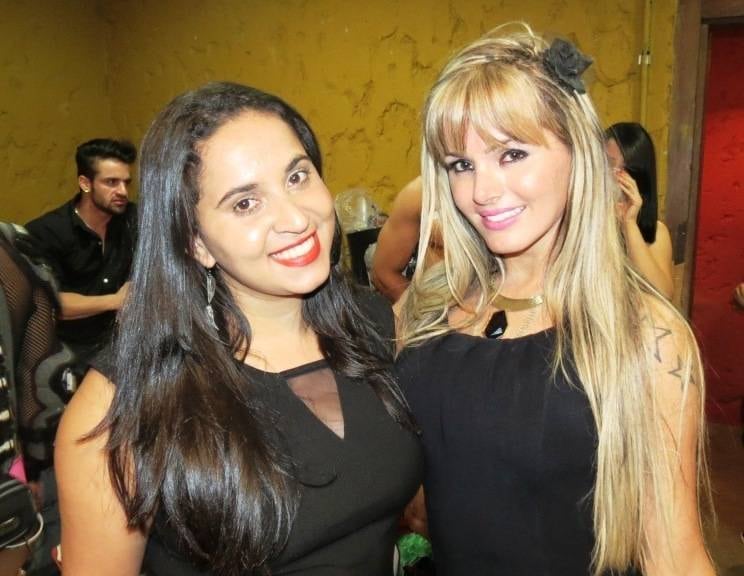 A loira posou com várias pessoas na festa