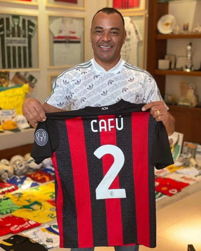 Sem poder faltar nesta lista, Cafu é outro que ainda está em forma física mesmo após a aposentadoria. Bicampeão com a seleção brasileira em 1994 e 2002, o ex-lateral mostra em suas redes sociais que é apaixonado pelo futebol