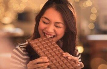  

Temos apenas um hormônio produzido no
nosso trato intestinal que gera a fome: Grelina. Todos os outros geram
saciedade — VERDADE

 



O
GLP‑1 é produzido pelas células L do íleo e cólon diante da
chegada de alimentos nessa porção do intestino. O GLP‑1
exerce diversas funções como: redução do esvaziamento gástrico e ativação das
áreas do cérebro relacionadas a  saciedade, além de diminuir o paladar
para alimentos de alta densidade calórica. 

— A meia‑vida
do GLP‑1 endógeno é de apenas 5 min.
Existem no mercado atualmente os análogos de GLP-1 que tentam imitar a ação
deste hormônio promovendo saciedade, reduzindo gula, e reduzindo o apetite por
coisas gostosas. 

 O
Peptídio YY (PYY) é produzido pelas células L intestinais, presentes
principalmente no cólon e reto, a partir da chegada de alimentos gordurosos
nessa porção do intestino. De forma semelhante ao GLP-1, o PYY inibe vias da
fome e estimula vias da saciedade.

Por fim, Colecistocinina (CCK)
hormônio produzido também pelas células L do trato gastrintestinal que diante
da chegada de gordura e proteína nessa porção do intestino estimula a secreção
de enzimas digestivas pancreáticas e a secreção biliar, inibindo o esvaziamento
gástrico e o apetite diretamente
