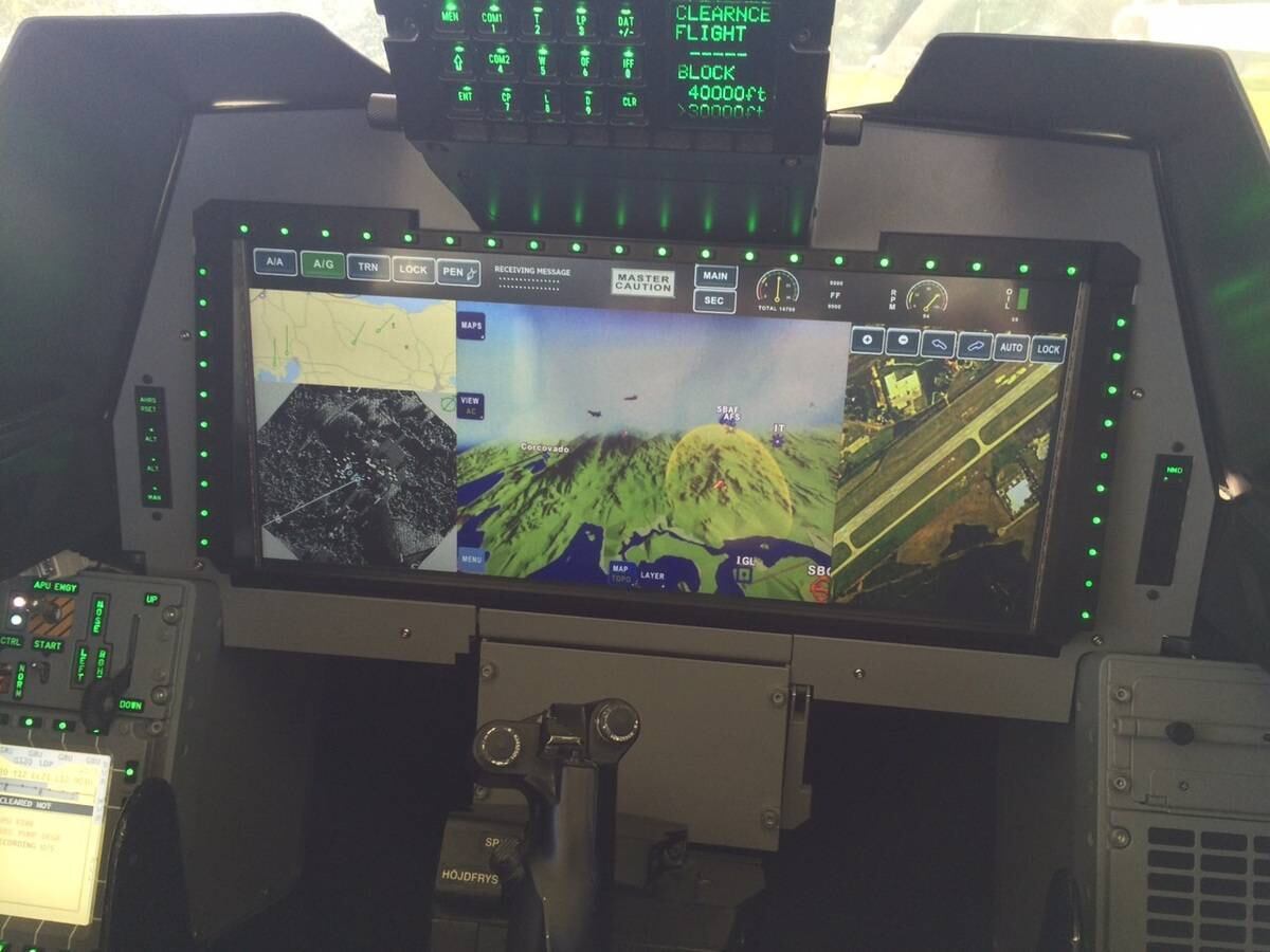 O painel pode ser ligado e permite visualizar algumas das funcionalidades da aeronave multitarefa