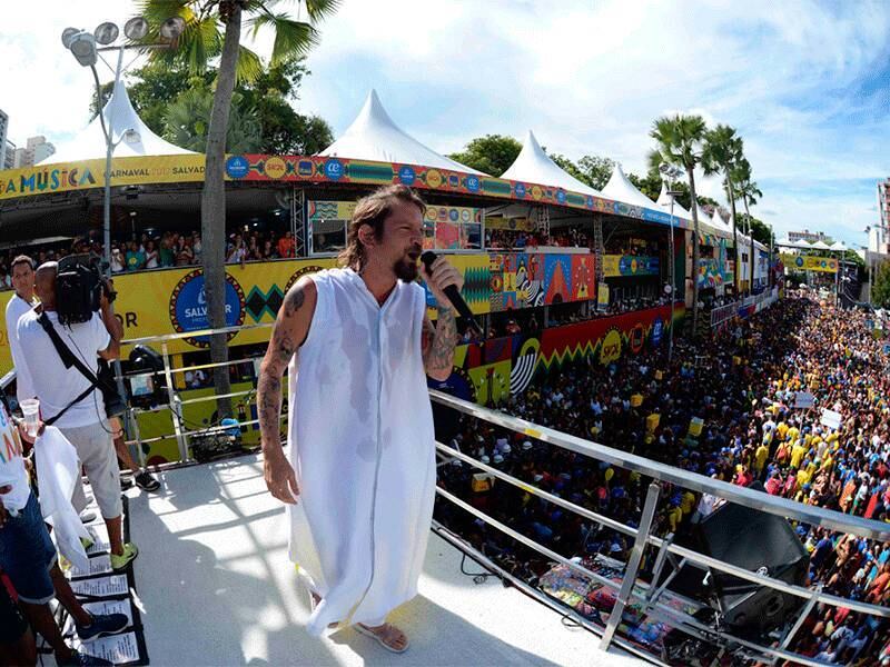 Saulo apresenta músicas do novo álbum, 'O Azul e o Sol', além de sucessos da carreira, como 'Raiz de Todo Bem', 'Circulou' e 'Agradecer'