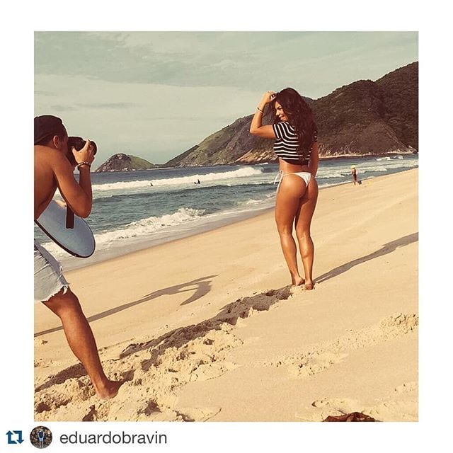 Eterna Mili exibiu a excelente forma física em fotos na praia