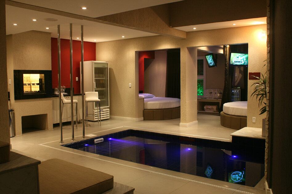 Ainda na região Sul, o Bangalô Motel, situado no trevo de
São Sepé, em Santa Maria, tem como atração a suíte 1. O espaço conta com duas
camas, poste de pole dance, iluminação especial, sauna e teto solar