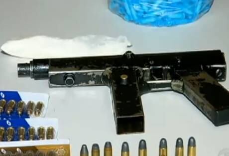 Parte do material apreendido em "boca de fumo" onde ocorreu o confronto entre traficantes e policiais