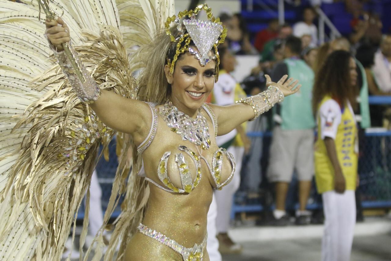 Mulher Melão se destaca no desfile da Inocentes de Belford Roxo