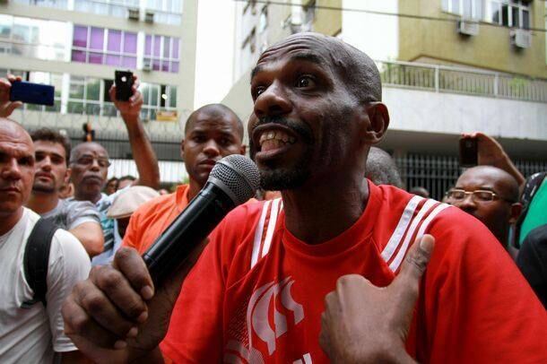 No protesto desta quinta (6), o gari mais famoso do Carnaval carioca aderiu ao movimento e fez coro com os colegas. Renato Sorriso disse que, por ser gari, a causa tem o seu apoio
