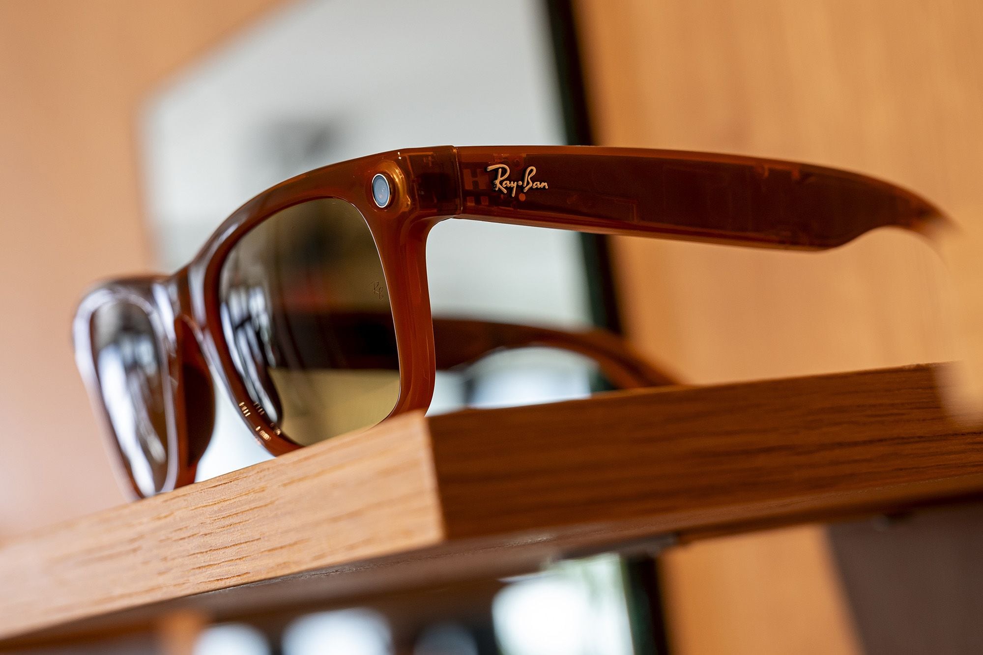 Um óculos da Meta em uma estante