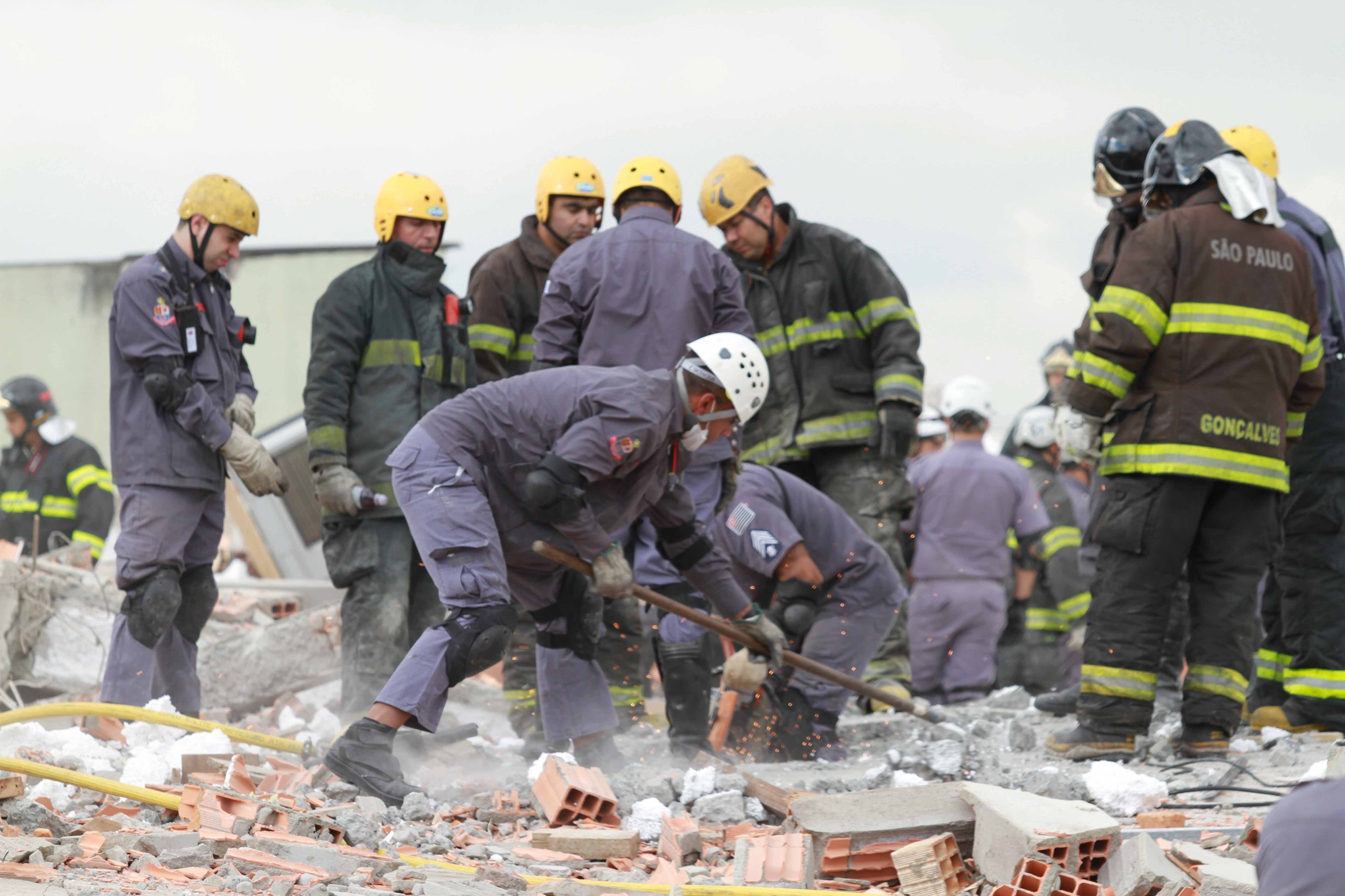 Bombeiros continuam buscas por vítimas de desabamento