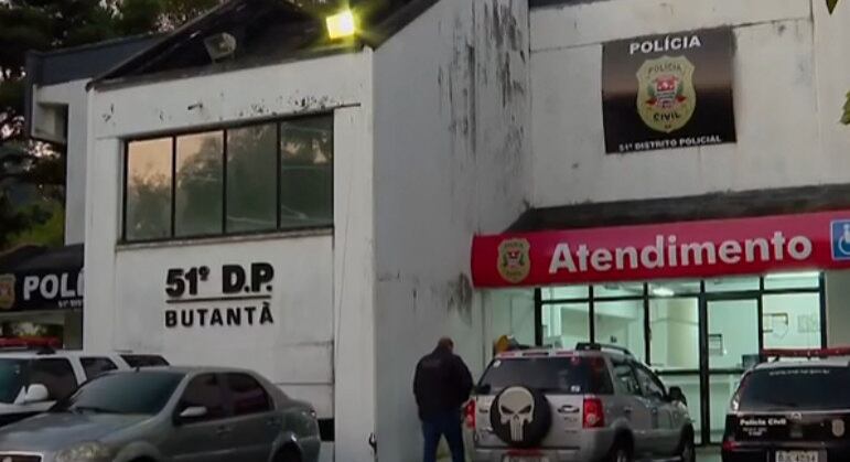 Investigadores afirmam que os passos de Diego estavam sendo
monitorados e, possivelmente, já sabiam que ele teria que sair de casa a pé, pois estava sem carro. A vida social agitada do influenciador também levanta suspeitas, pois ele chegava a
passar o fim de semana sem voltar para sua residência.



O Cidade Alerta vai ao ar de segunda a sexta, às 16h50, e
aos sábados, 17h, na tela da Record TV. 