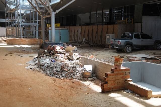 Situação do saguão do Aeroporto de Confins nesta quarta-feira (6), a 36 dias do início da Copa do Mundo