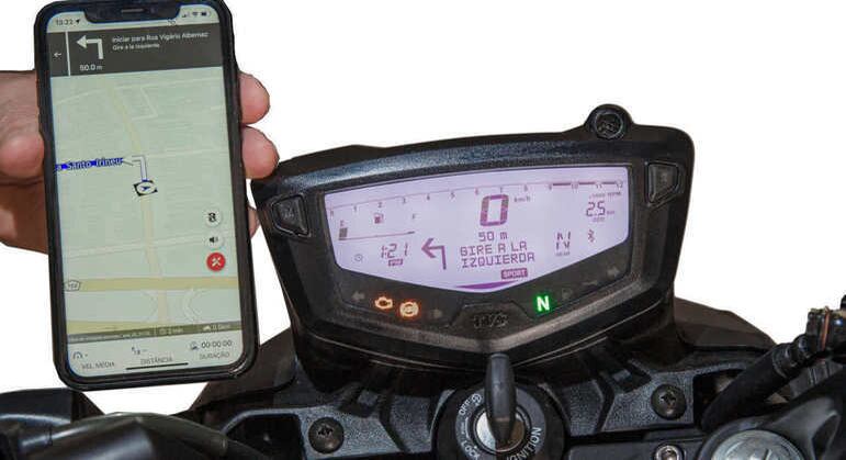 Moto tem tecnologia Smart connect, que possibilita conectar o smartphone por meio de Bluetooth