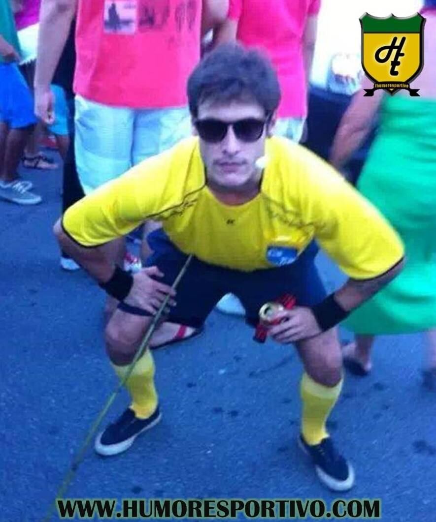 Sabe o auxiliar de arbitragem que não marcou o gol do Vasco contra o Flamengo? Ele já virou fantasia no Carnaval carioca!