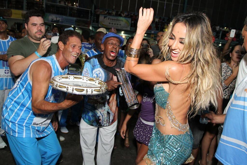 Sabrina Sato comemora aniversário na quadra da Vila Isabel