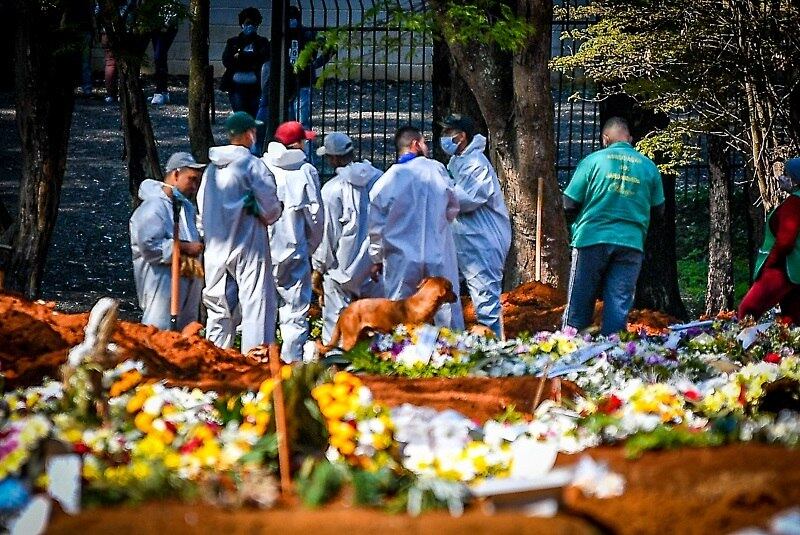 Coveiros no Cemitério de Vila Formosa: Brasil teve recorde de 1.595 mortes/dia