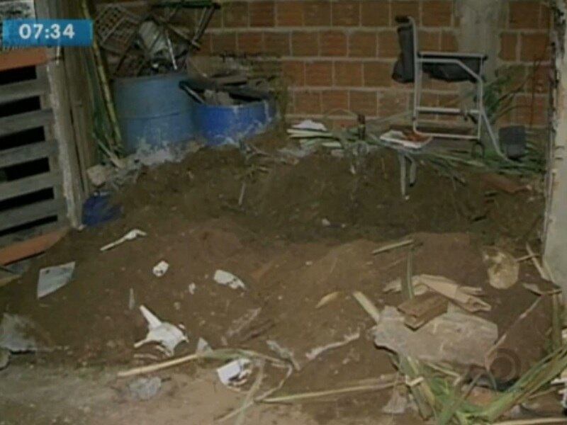 Após o assassinato, Maria levou o
corpo para o quintal, abriu um buraco raso, enrolou em um lençol e cobriu com
cimento