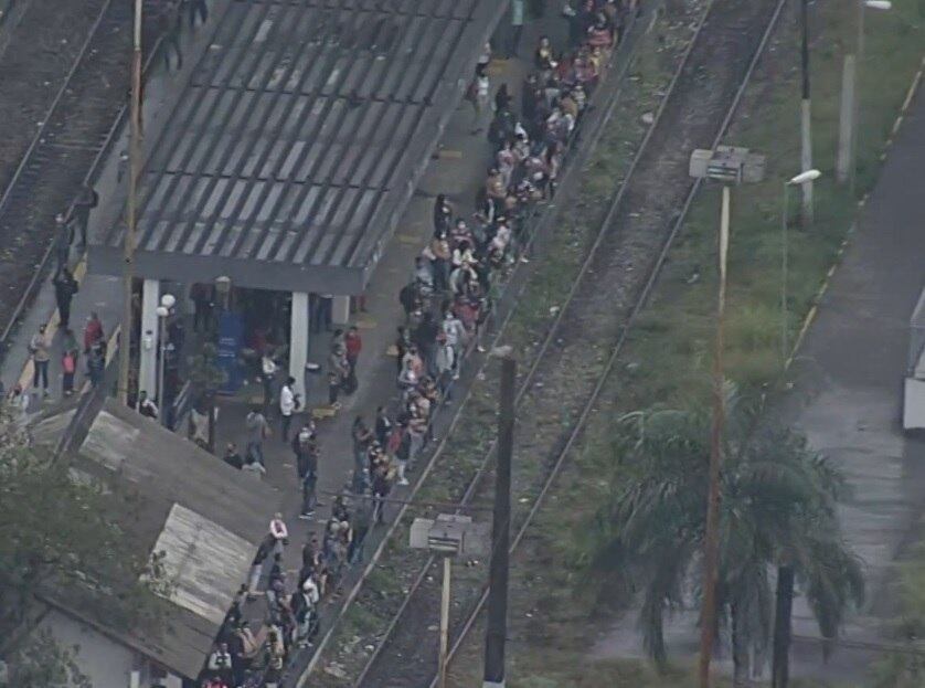 Circulação também foi interrompida na manhã desta terça-feira (31)