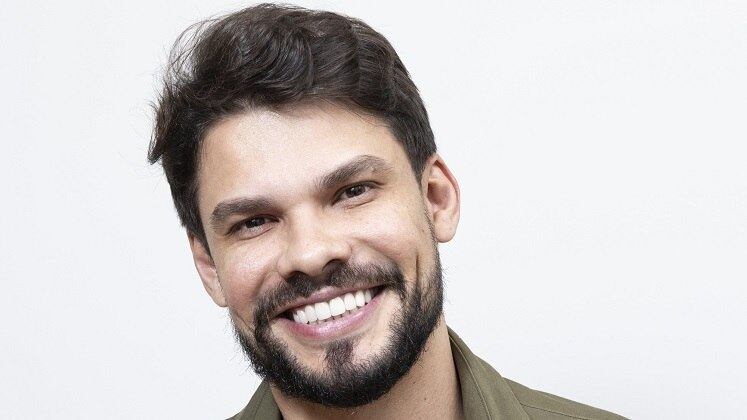 Alexandre Suita
Cunhado do sertanejo Gusttavo Lima, o empresário
protagonizou um momento emocionante no ano passado. Para apoiar a amiga de
longa data, Maryanna Correira, que luta contra a leucemia, Alexandre raspou a
cabeça durante uma transmissão ao vivo pelas redes sociais. Segundo ele, o
diagnóstico da jovem de 32 anos contribuiu para aumentar ainda mais seu engajamento
no ativismo pelo combate ao câncer, que começou há cerca de seis anos