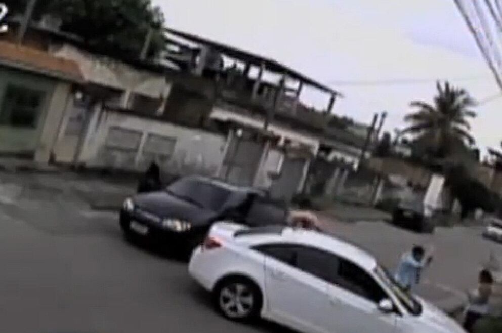 Ladrões se atrapalharam ao tentar dirigir o carro automático
