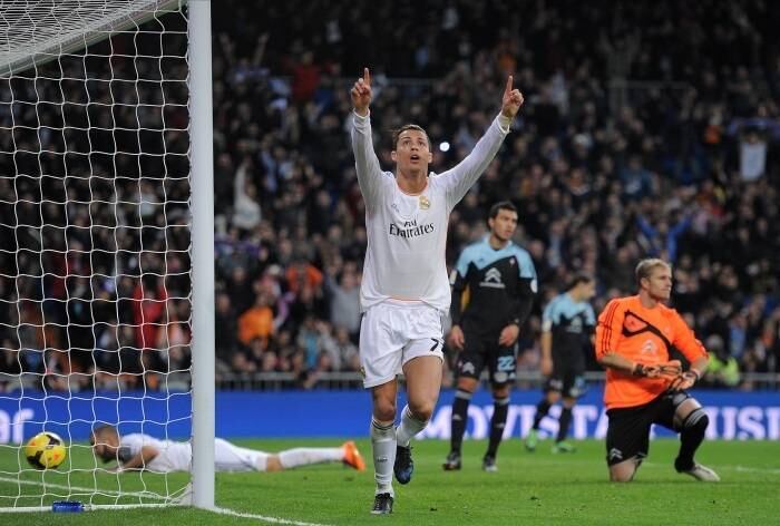 Cristiano Ronaldo é um dos candidatos a Bola de Ouro da Fifa, o prêmio máximo do futebol. A revelação de quem é o melhor jogador do mundo em 2013 acontece na próxima segunda (13). A competição é forte, ele concorre com Lionel Messi, que já foi escolhido quatro vezes consecutivas como o melhor do mundo, e Franck Ribery, que é um dos jogadores mais importantes do Bayern de Munique, o melhor time da atualidade. O R7 listou alguns dos prós e contras de CR7 em sua busca pela Bola de Ouro, que você confere a seguir