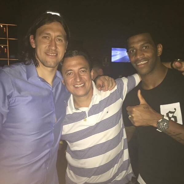 A festa dos corintianos não teve hora para acabar neste domingo (22)! Depois do 6 a 1 em cima do São Paulo, alguns jogadores continuaram as comemorações em um balada da capital paulista