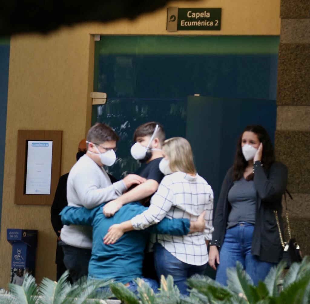Familiares e amigos se despediram do ator e dublador Orlando Drummond, nesta quarta-feira (28). O velório aconteceu no Cemitério da Penitência, no Caju, na zona portuária do Rio de Janeiro