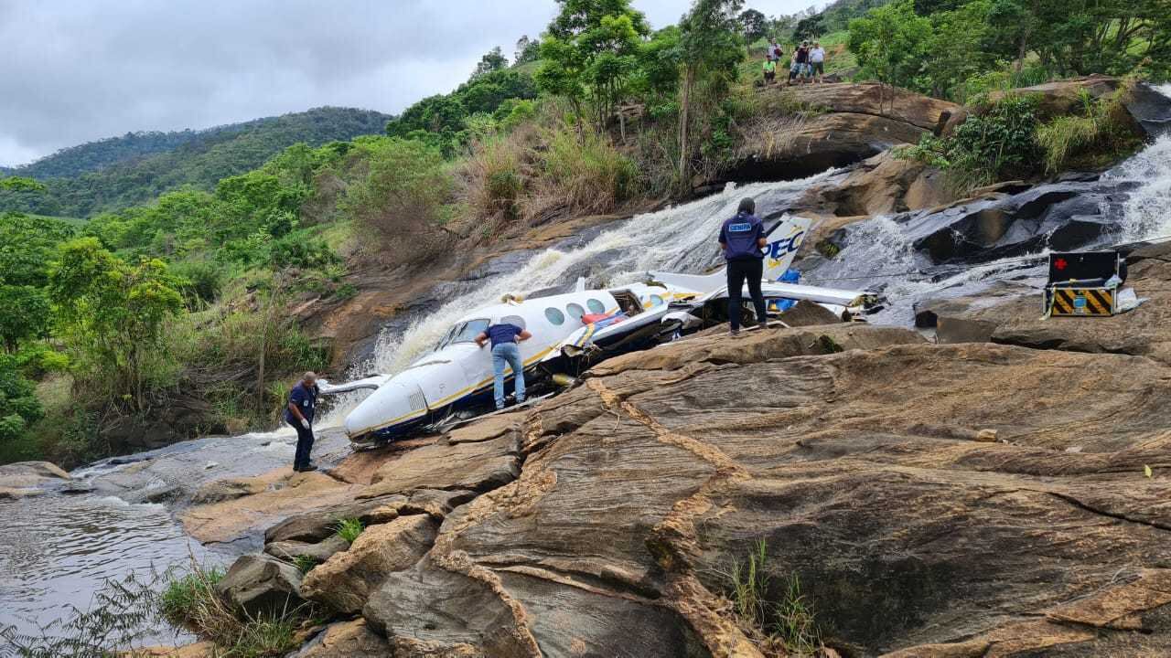 Equipes do Cenipa atuam na perícia do avião, que caiu em Caratinga