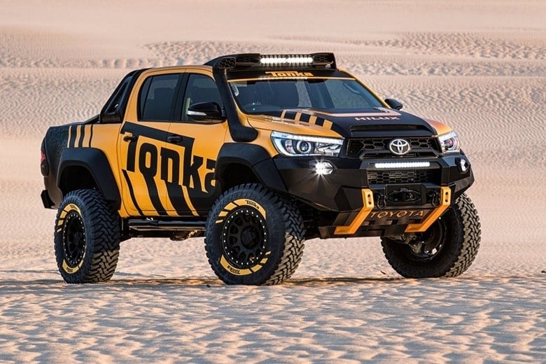 A Toyota australiana e a Tonka, famosa fabricante de miniaturas de veículos, juntaram-se para a criação de "um brinquedo para adultos de tamanho real", como elas mesmas definiram. O carro escolhido foi a Hilux, denominada de Hilux Tonka Concept, fruto de uma parceria que comemora os 70 anos da marca de americana, completados no final de 2017, e o Septuagésimo aniversário da Toyota, que acontecerá em agosto. Veja o resultado