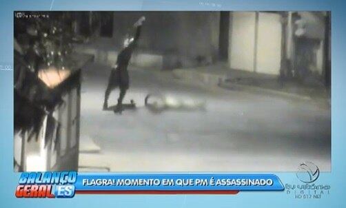 Imagens
de câmeras de segurança registraram o momento em que o policial foi executado.
A polícia também analisa as gravações para tentar localizar os criminosos
