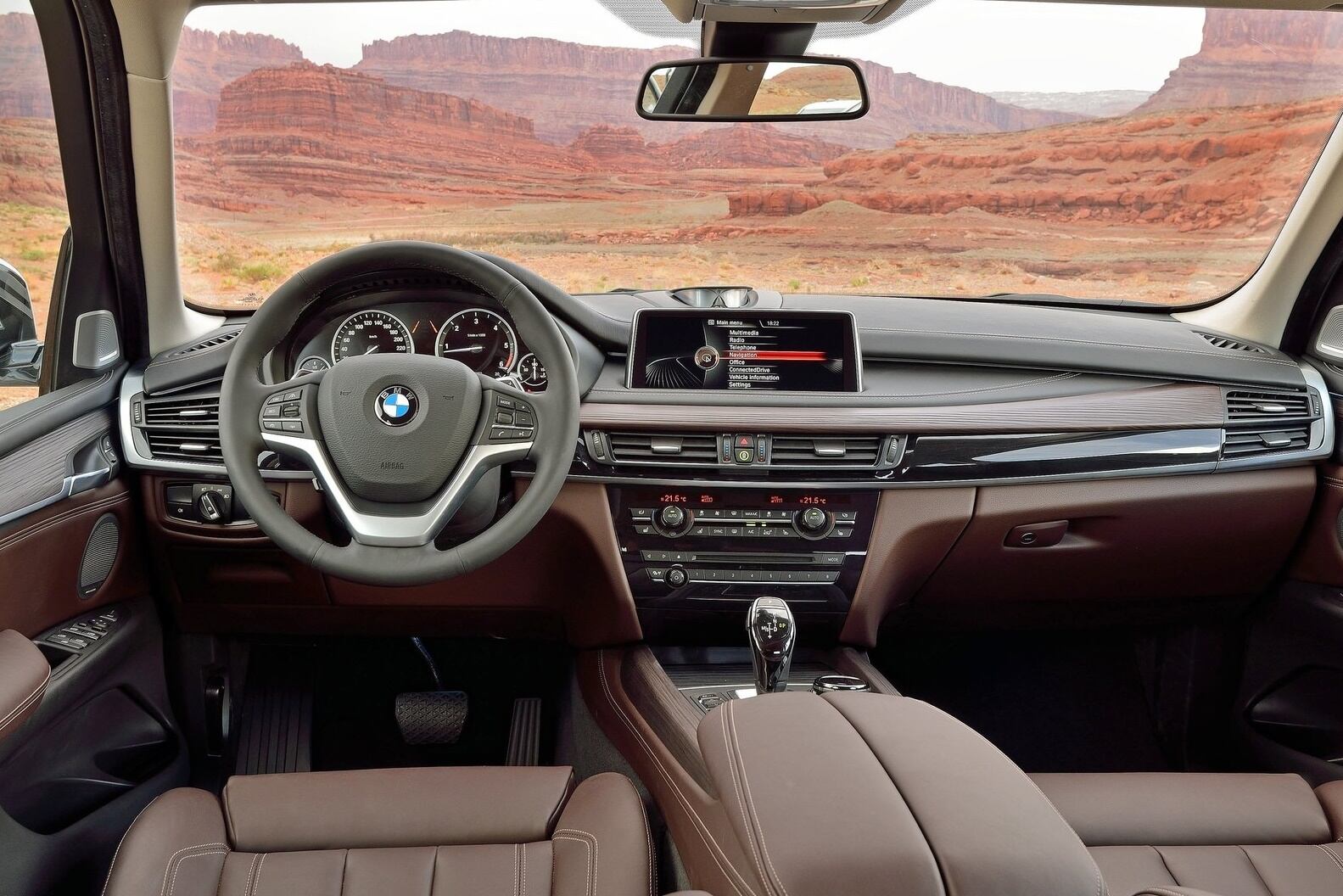 O interior do novo X5 segue a sobriedade presente em outros BMW, com destaque para a grande tela do tipo widescreen de 10,2 polegadas
VEJA TAMBÉM
>> Peugeot ousa com o 208 para abandonar de vez os fantasmas do passado
>> Empresário fanático pela Jaguar só compra carros da marca há 50 anos

Quer saber tudo sobre carros? Acesse R7.com/carros

